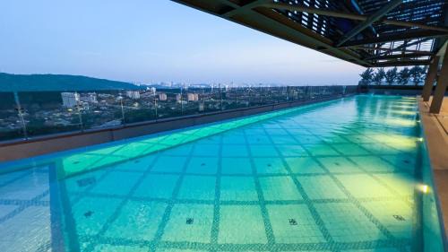 Sungai Penchala Apartment | 9 Mossaz skypool 5mins to 1U and Ikea atEmpire City by Light House