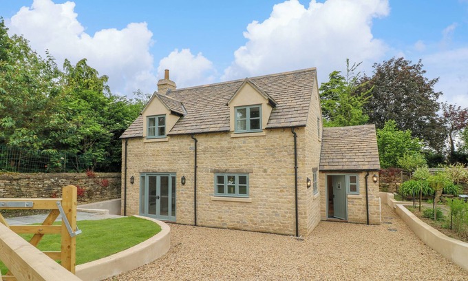 Edith Weston Cottage | 9 RECTORY LANE, pet friendly, with a garden in Edith Weston
