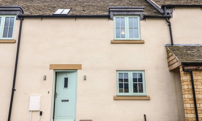Burford House | 9 WINDRUSH HEIGHTS, pet friendly, with a garden in Burford
