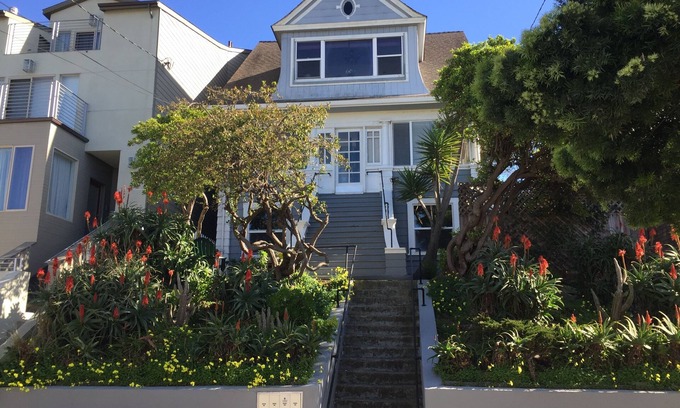 Outer Sunset Apartment | 90 Day+ Stay, Traveling Nurses & Execs welcome! W/D, Dish, Yard, and Pets too!