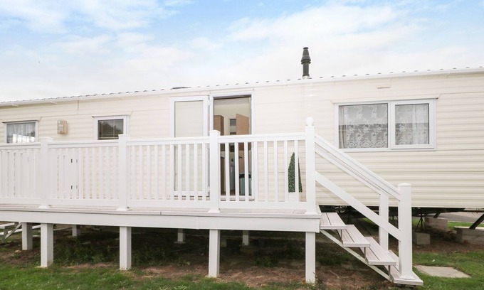 Netley House | 90 SOLENT BREEZES, pet friendly, character holiday cottage in Warsash