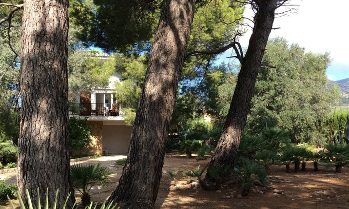 Pratdip Villa | 90m2 detached house on a 1000m2 enclosed garden bordered by cypresses & laurels