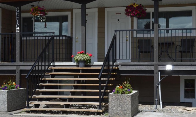 100 Mile House Hotel | 94 Motel & RV Park
