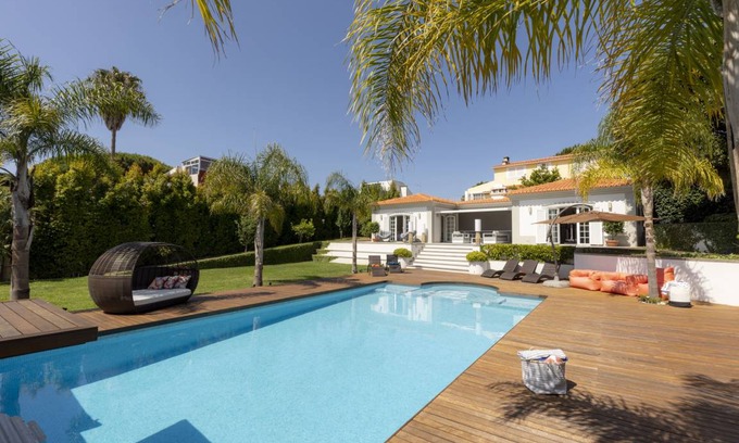 Cascais Villa | 942 m² Villa ∙ 8 bedrooms ∙ 16 guests