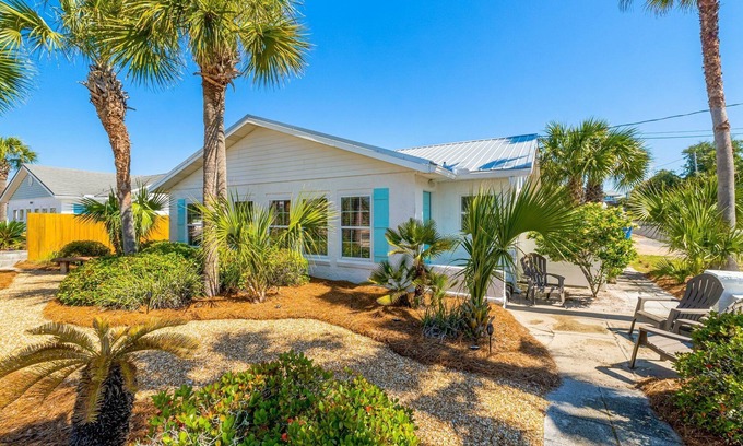 Laguna Beach Estates House | $97/Night Now thru Oct 4th~ Quiet Laguna Beach! Directly Across Street-30' to Perfect Beach Access #83