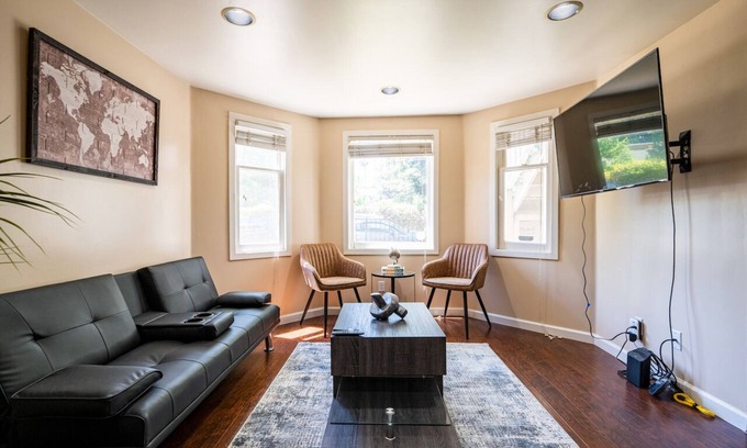 North Oak Park House | A+ 2BR Vict Walk to UC Davis & Shriners Med Center