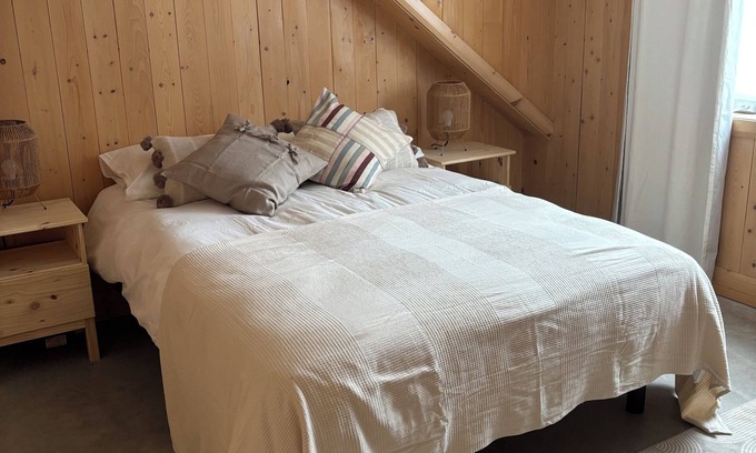 Saint-Etienne-de-Lauzon House | A 4-season haven for families and pets.