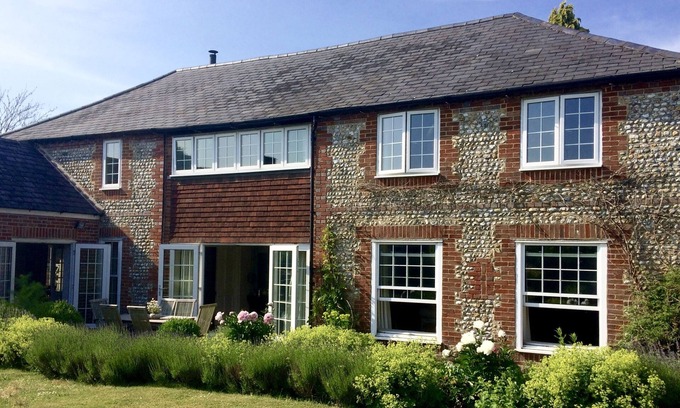 East Ashling House | A 5 bedroom converted barn with hot tub - between the sea and the Downs