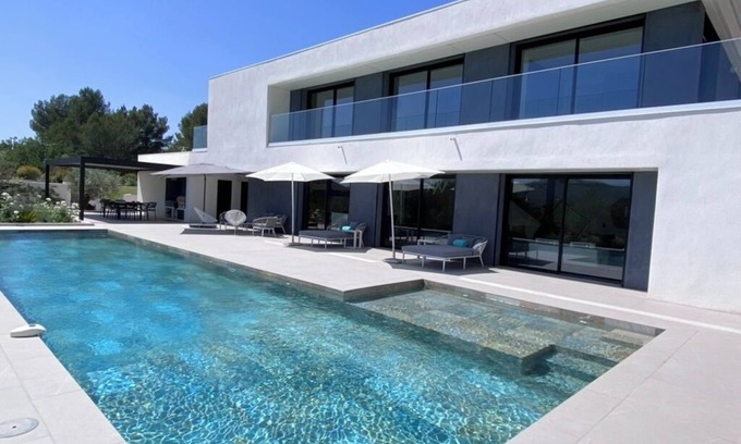 Le Tholonet House | A 5-bedroom modern villa with a 16m-long heated pool in a 2,5 acres land