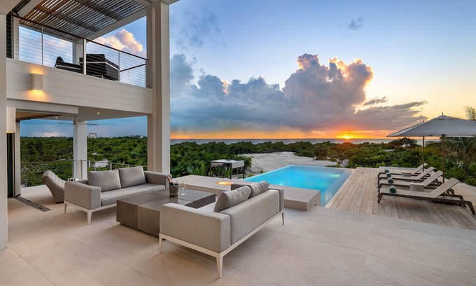 Providenciales Villa | A 6 bedroom nice holiday villa with cottage