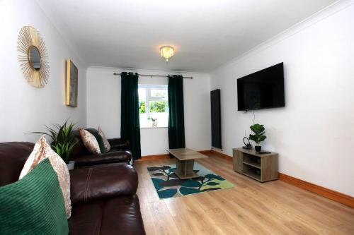 Peterborough House | A Beautiful Gem For Large Groups In Prime Location