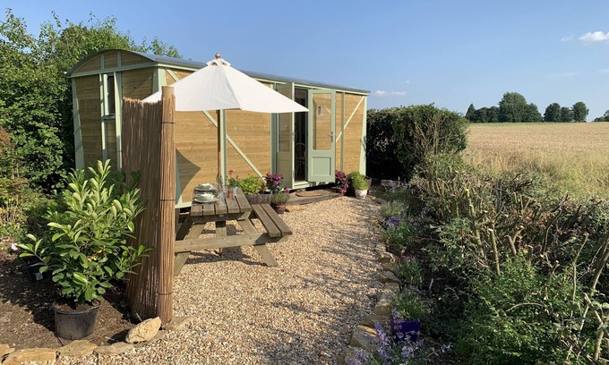 Lyneham Cabin | A beautiful Railway Carriage, with stunning views & use of the Ndoro Pool.