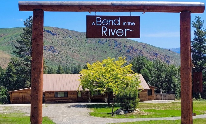 Winthrop House | A Bend in the River Lodge-2 Bedroom option, Dog Friendly, Close to Winthrop!