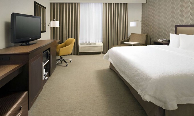 I-435 West KC-KS House | A Blissful Vacation for Couples! Free Breakfast