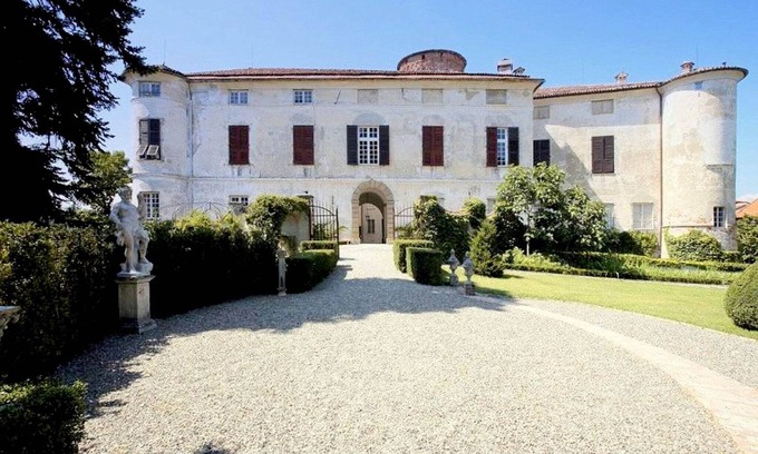 Rocca Grimalda Apartment | A Castle Stay in Wine Country