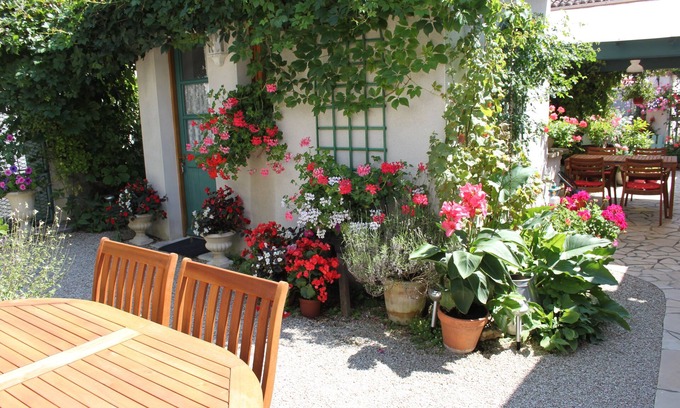 Beauvais sur Matha Cabin | A Charming Charentaise Converted Barn with courtyard garden and barbecue