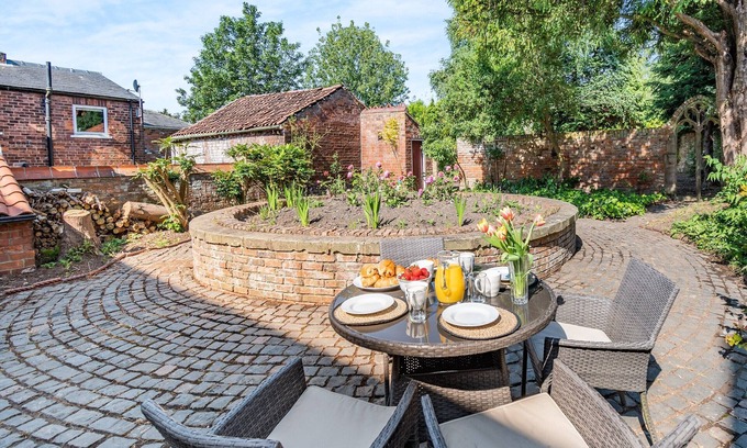 Barrow upon Humber Cottage | A charming, thoughtfully renovated cottage within the 17th century Papist Hall.