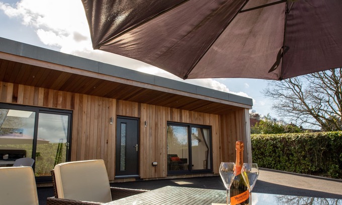 Raymonds Hill Ski Chalet | A contemporary cedar clad lodge adjacent to a national cycle route