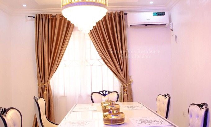 Ibadan House | A Cosy 5 bedroom, 2 living-room 2 kitchen and 6 bathroom available for short let