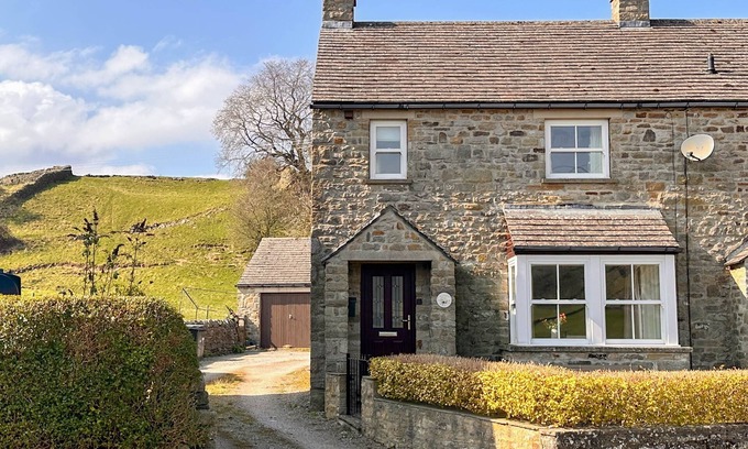 Reeth Cottage | A cosy stone cottage with stunning views, village charm, and adventure at your doorstep