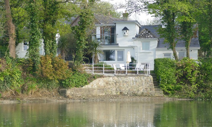 Fethard on Sea Cottage | A cottage on the waters edge in an idyllic postion