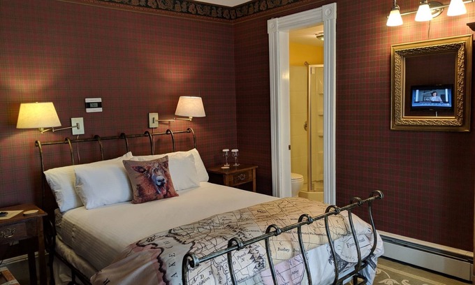 Shelburne Bed & Breakfast | A cozy 2nd Floor Queen Room 143 sqft Bed & Breakfast in Downtown Shelburne! TRA