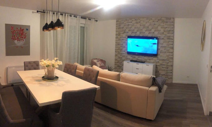Vigneux-sur-Seine Apartment | A cozy apartment close to transport links for your Idf escapades.