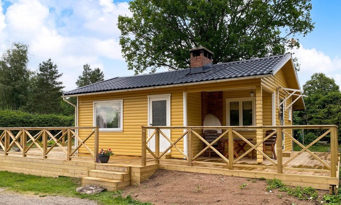 Fristad House | A cozy cottage with a beautiful, large terrace near the lake awaits you.