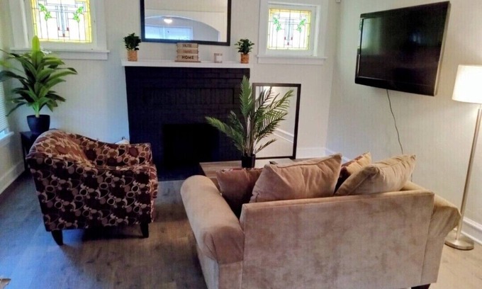 St. Louis House | A Cozy Home For Traveling Women
