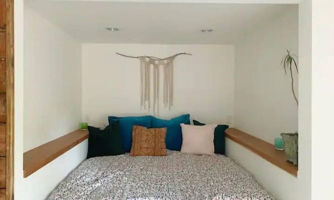 East Queen Anne Apartment | A Cozy Light-Filled Retreat in Queen Anne, Seattle