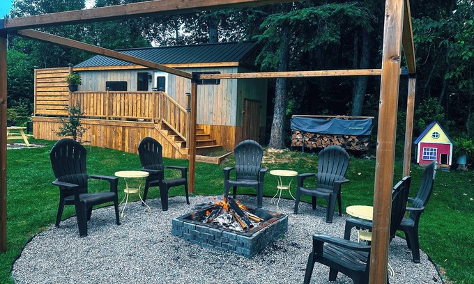 North Bay House | A cozy retreat w/firepit - right across from Trout Lake!