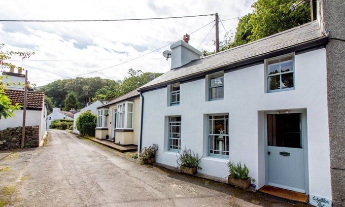 Kirkmichael Apartment | A delightful 18th century fisherman’s cottage nestled in the heart of Glen Wyllin Village