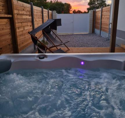 Coulogne House | A Fleur de Spa : Maison chaleureuse avec spa privatif et billard.