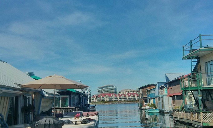 James Bay Bed & Breakfast | A Float Home B&B in Fisherman’s Wharf