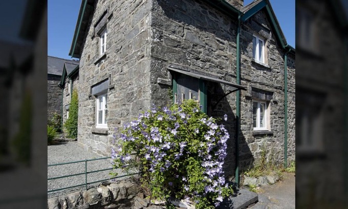Pentre-Foelas Apartment | A foelas 2 bed cottage that sleeps 3 guests in 2 bedrooms
