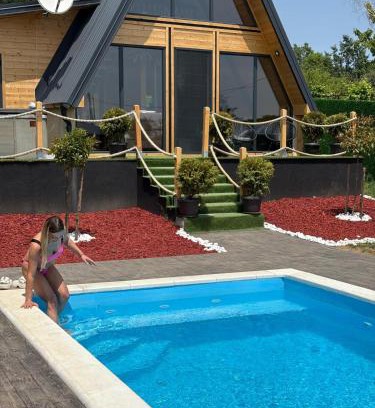 Mladenovac Villa | A Frame Vila sa Saunom Jakuzii i toplim bazenom