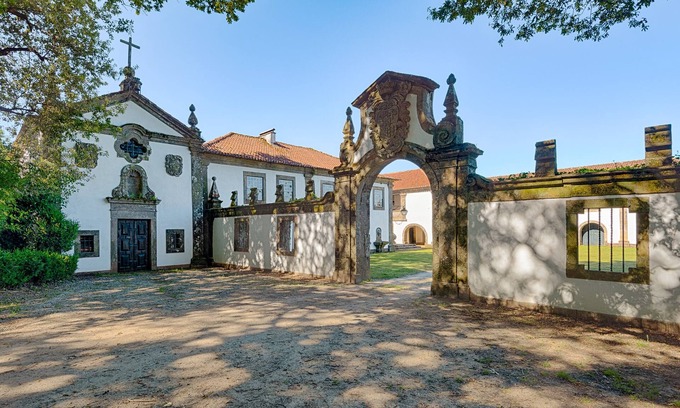 Lanheses House | A Genuine Manor House, a noble and traditional holiday Portuguese farm.