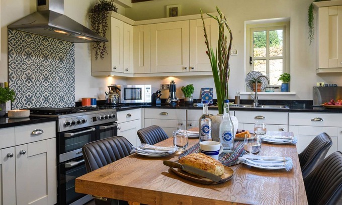 Llanerchymedd Cottage | A ground floor bedroom that sleeps 6 guests in 3 bedrooms