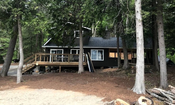 Utterson Cottage | A Hidden Gem with Sandy Shore Memories and Island Views.