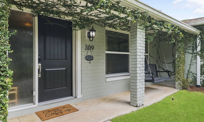 Altamonte Springs House | A Home Where Eclectic Luxury Meets Affordability