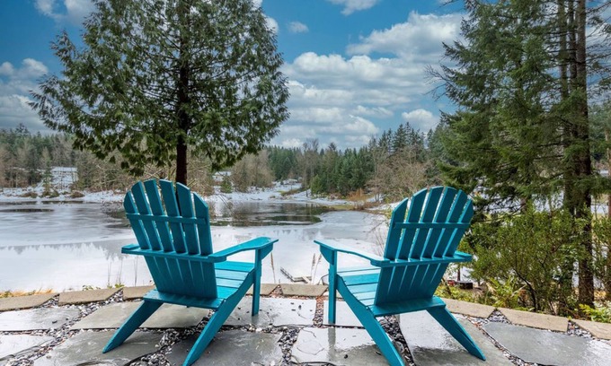Bonney Lake Apartment | A lakefront retreat with hot tub
