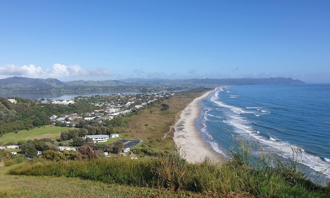 Bowentown Apartment | A large downstairs flat. 2 mins to estuary and 5 mins to ocean beach.