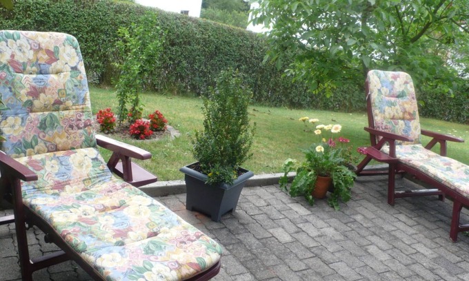 Schoffengrund Apartment | A lawn and a terrace invite you to linger and relax.