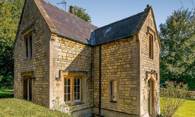 Leadenham Cottage | A lovely cottage ideal for a relaxing break, with park walks, a nearby gastro-pub and tearooms.