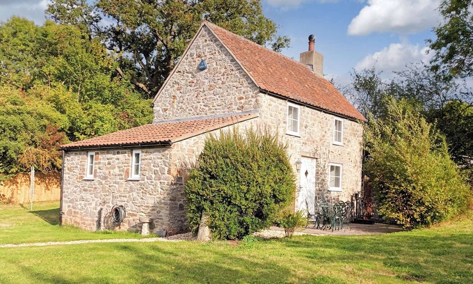 Upton Cheyney Cottage | A lovely cottage with countryside views in an ideal location.