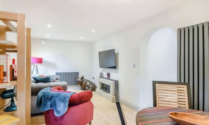 Frampton Cottage | A lovely unique lodge ideal for a relaxing or romantic break