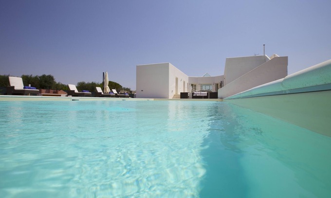 Sava Villa | A modern villa set between Sava and Campomarino in a peaceful private setting.