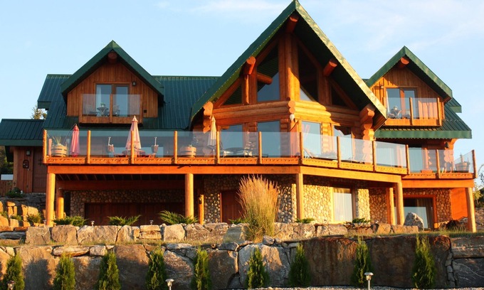 Upper Mission House | A Okanagan Lakeview Inn