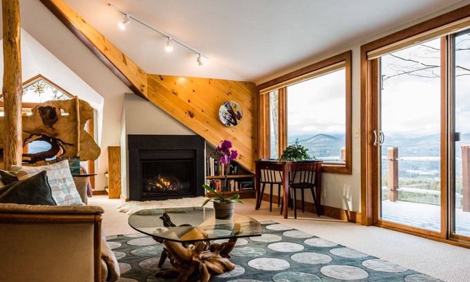 Moretown House | A peaceful luxurious retreat with stunning mountain views & nearby skiing!
