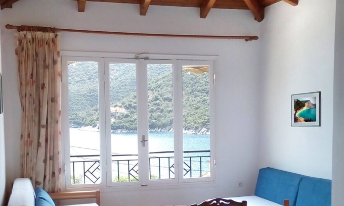 Mikros Gialos Apartment | A penthouse suite in Eptanisa Hotel